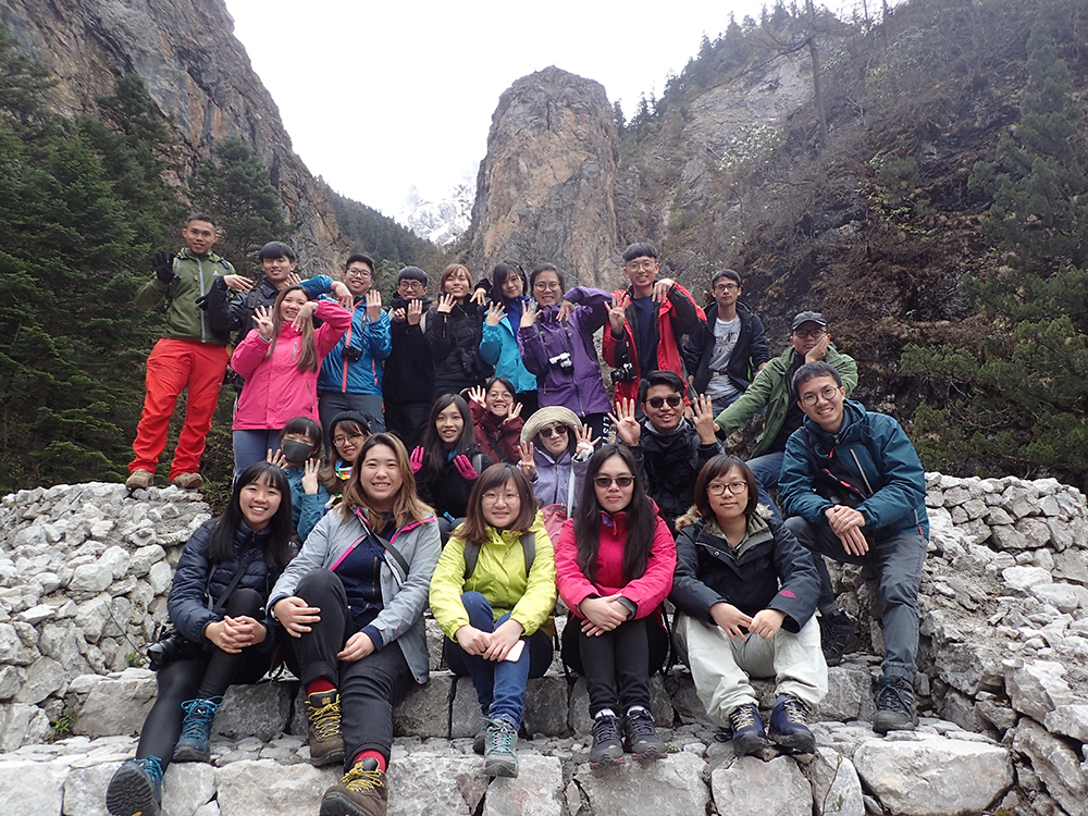 HLM students visiting the coniferous forest of Wanglang Nature Reserve.